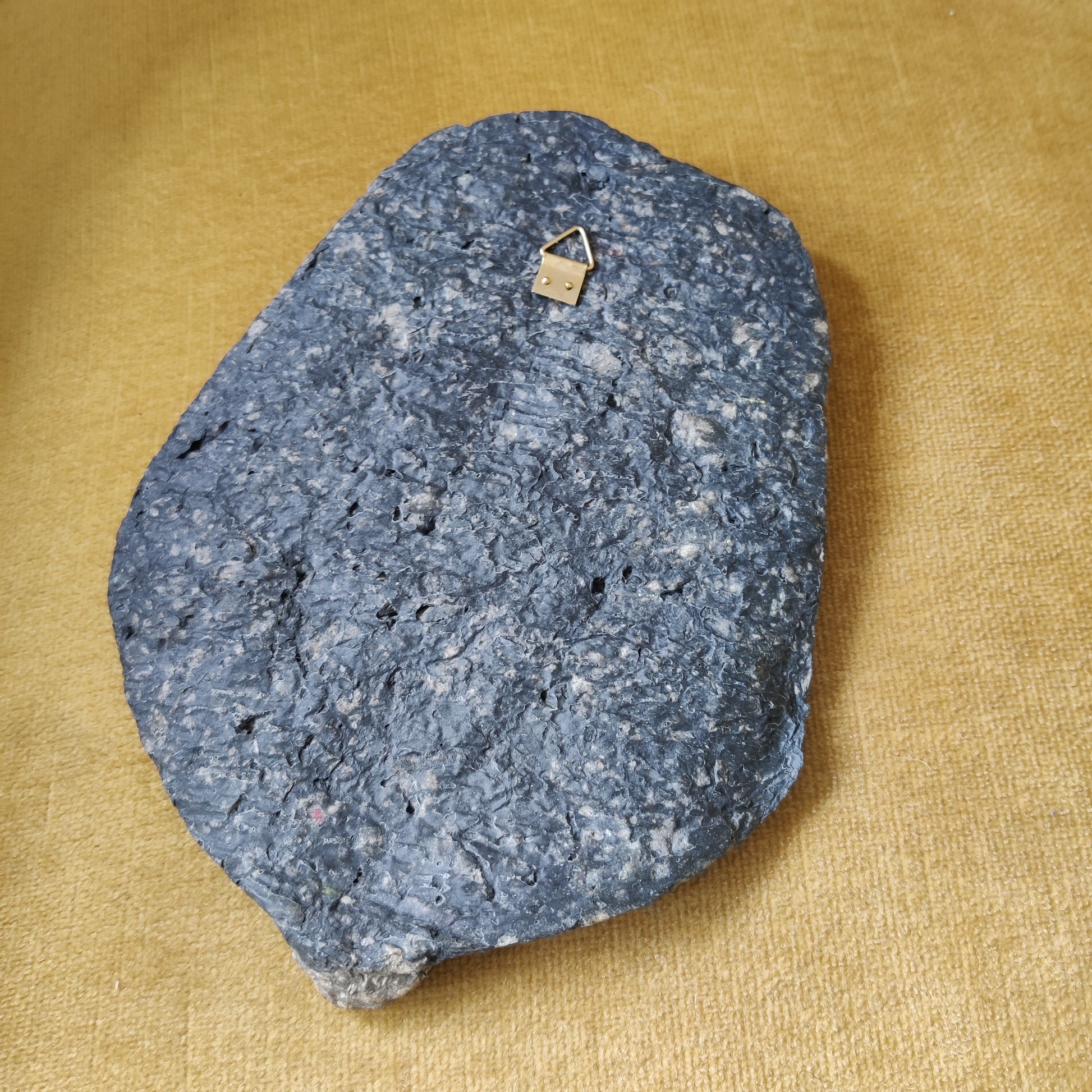 Farvedetaljer på guløjet maske